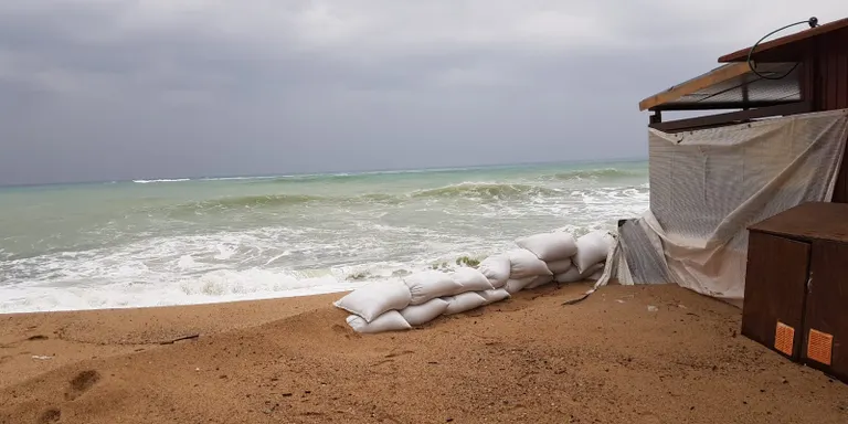 La llevantada s'emporta sorra de la platja de Pineda
