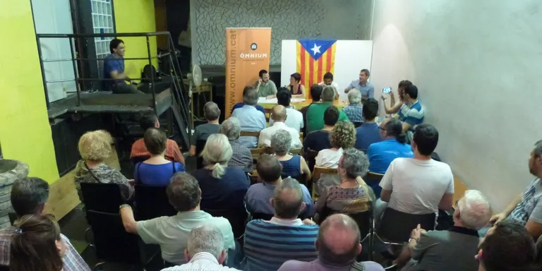La qüestió de confiança a Puigdemont centra el debat independentista d’Òmnium Rubí