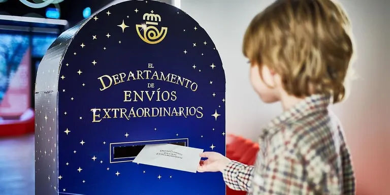 Bústia per enviar les cartes als Reis de l'Orient a l'oficina de Correus de Pineda