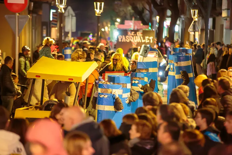 Caldes torna a viure un Carnestoltes multitudinari, amb un miler de persones a la rua