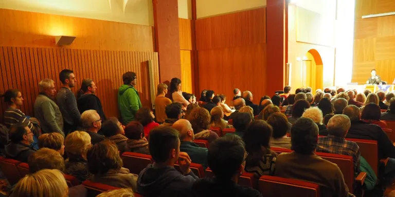 Ple a la conferència de Bea Talegón a la Seu d'Urgell