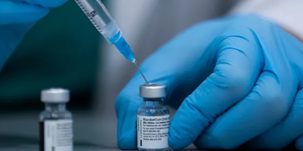 Els majors de 60 anys poden demanar hora a partir de dilluns pel vaccí de la COVID i la grip