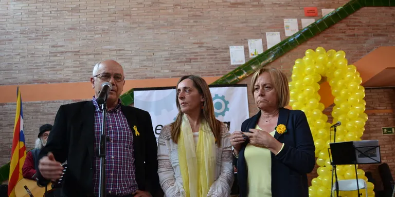 Familiars de Carles Puigdemont i de Clara Ponsatí a Pineda, en un acte de la plataforma 'En Marxa'