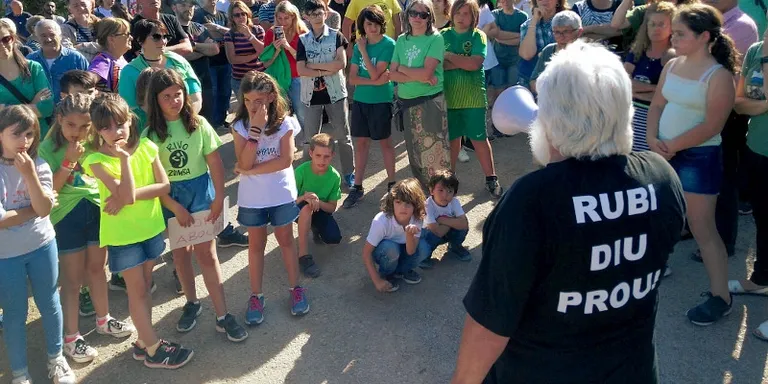 Més de cent persones es manifesten a Can Balasc contra el projecte d'un abocador