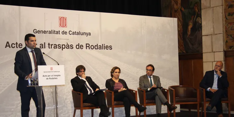 La Generalitat i els governs locals reclamen el traspàs de rodalies