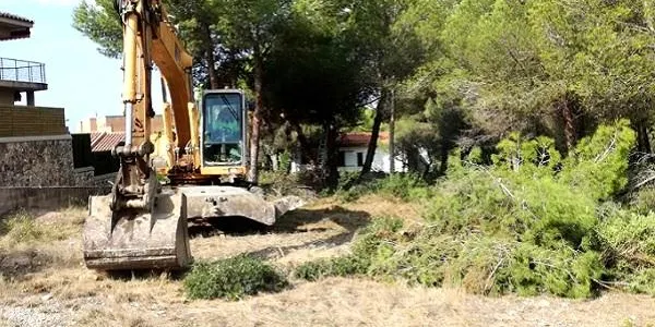 En marxa els treballs de neteja a la zona dels Munts afectada per l’incendi del mes d’agost