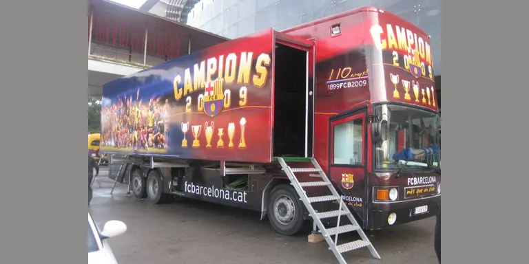 El Bus del Barça Tour Campions 2009 arriba a la Seu