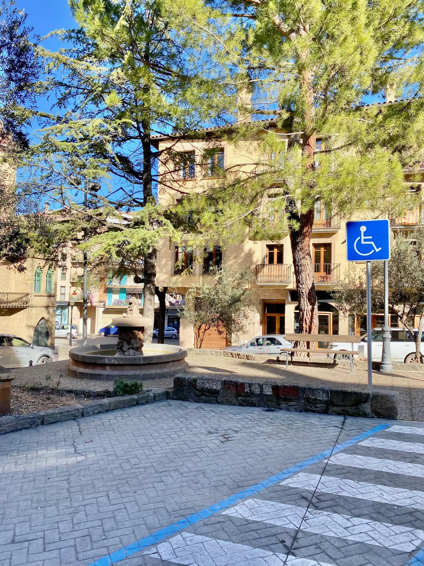 Solsona crea una targeta d'aparcament provisional per a persones que esperen la valoració de discapacitat