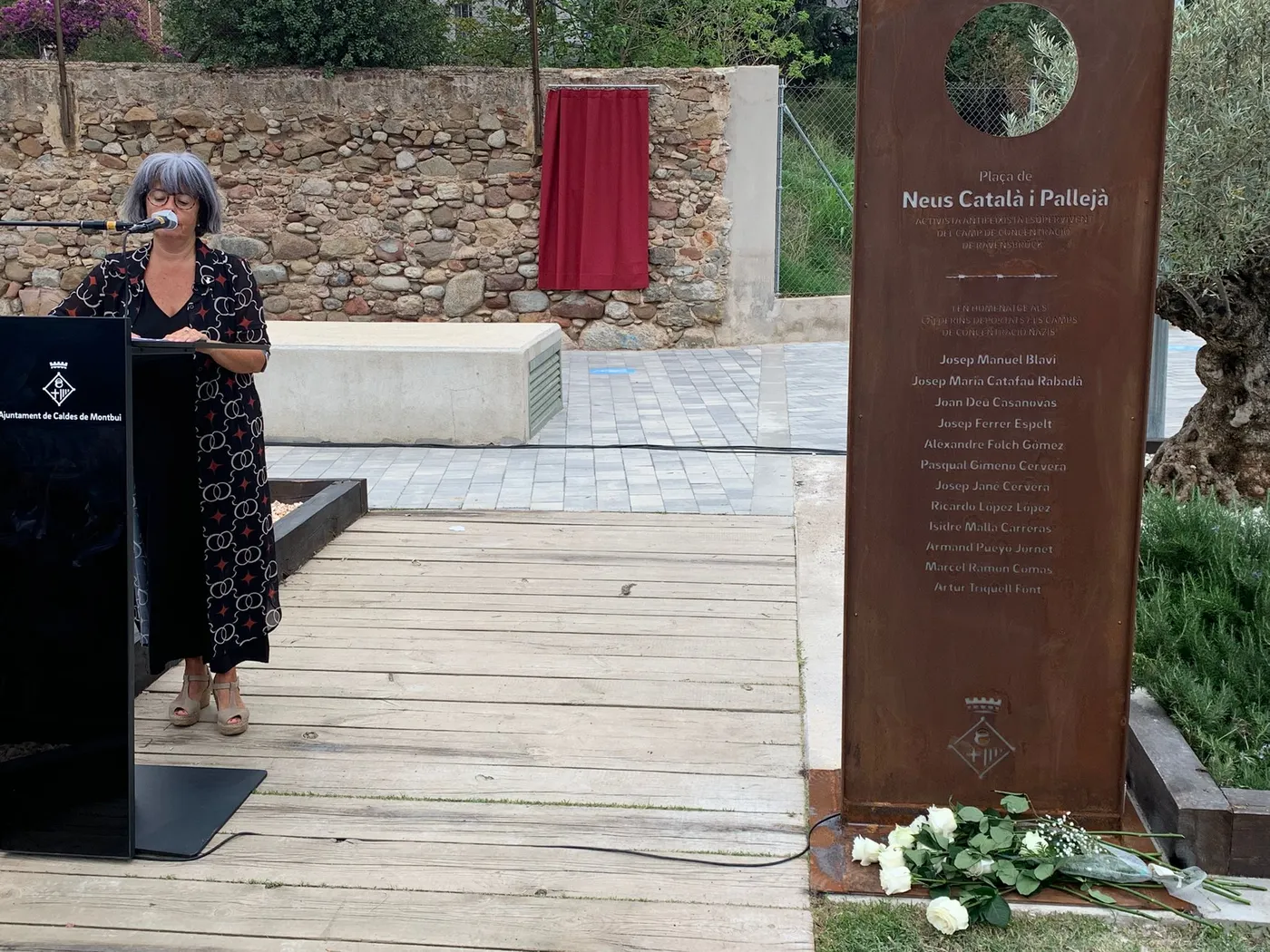 Caldes inaugura oficialment la plaça Neus Català i Pallejà en el primer acte d’homenatge als deportats locals als camps nazis