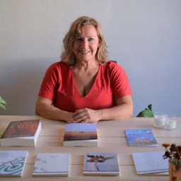 La escritora Montse Arispón habla en COPE Utrera de su última novela - episode art