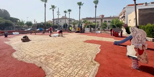 Roda de Berà instal·la una gran vela d'ombra al parc de l'Era del Gassó per protegir del sol una de les principals zones de joc del municipi