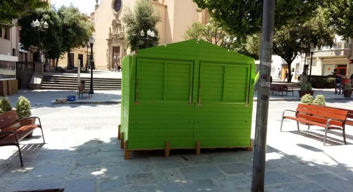 La caseta es va retirar una estona després d'instal·lar-la perquè no tenia els permisos per colÂ