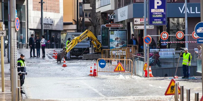Una canonada rebentada inunda el centre d'Andorra la Vella