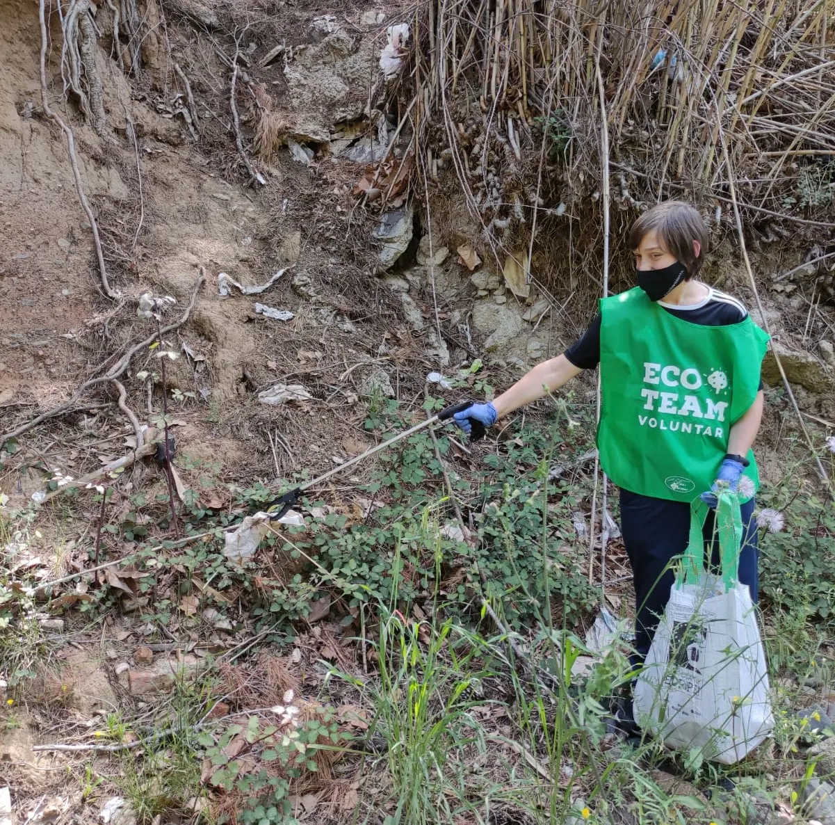 El Vidal i Barraquer s’adhereix a la campanya Let’s Clean Up Europe amb la neteja del Barranc Verge del Camí
