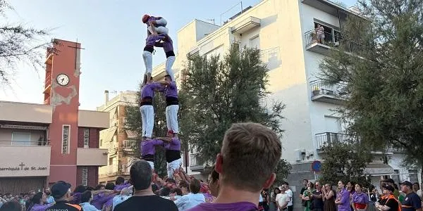 Els Castellers d’Altafulla estrenen el primer 4d7 de la temporada en la diada de Sant Joan a Baix a Mar de Torredembarra
