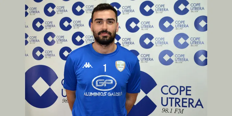 Sergio Bruque celebra con los oyentes de COPE Utrera (98.1 FM) el ascenso a Superliga 2