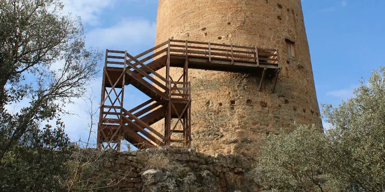 Turisme Solsonès edita una publicació que recull la vintena de torres i castells de la comarca