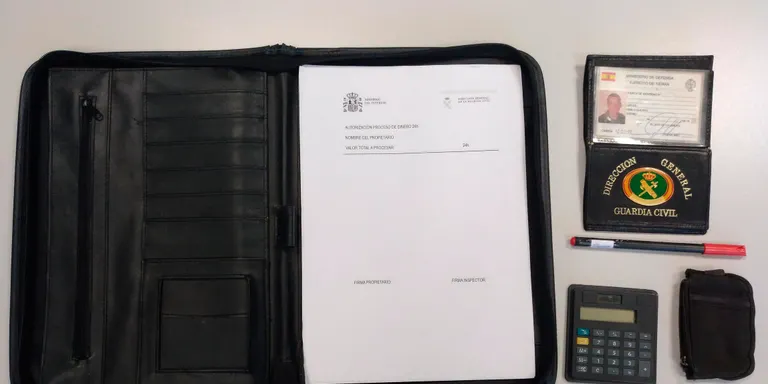 Detingut a Valls per fer-se passar per policia i estafar més de 700 euros en una botiga