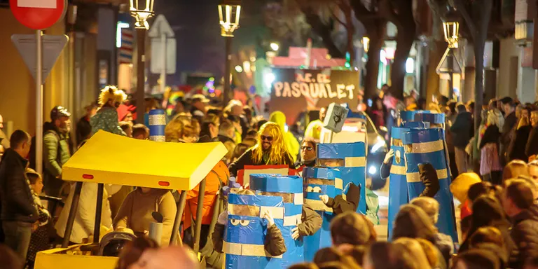 Caldes torna a viure un Carnestoltes multitudinari, amb un miler de persones a la rua