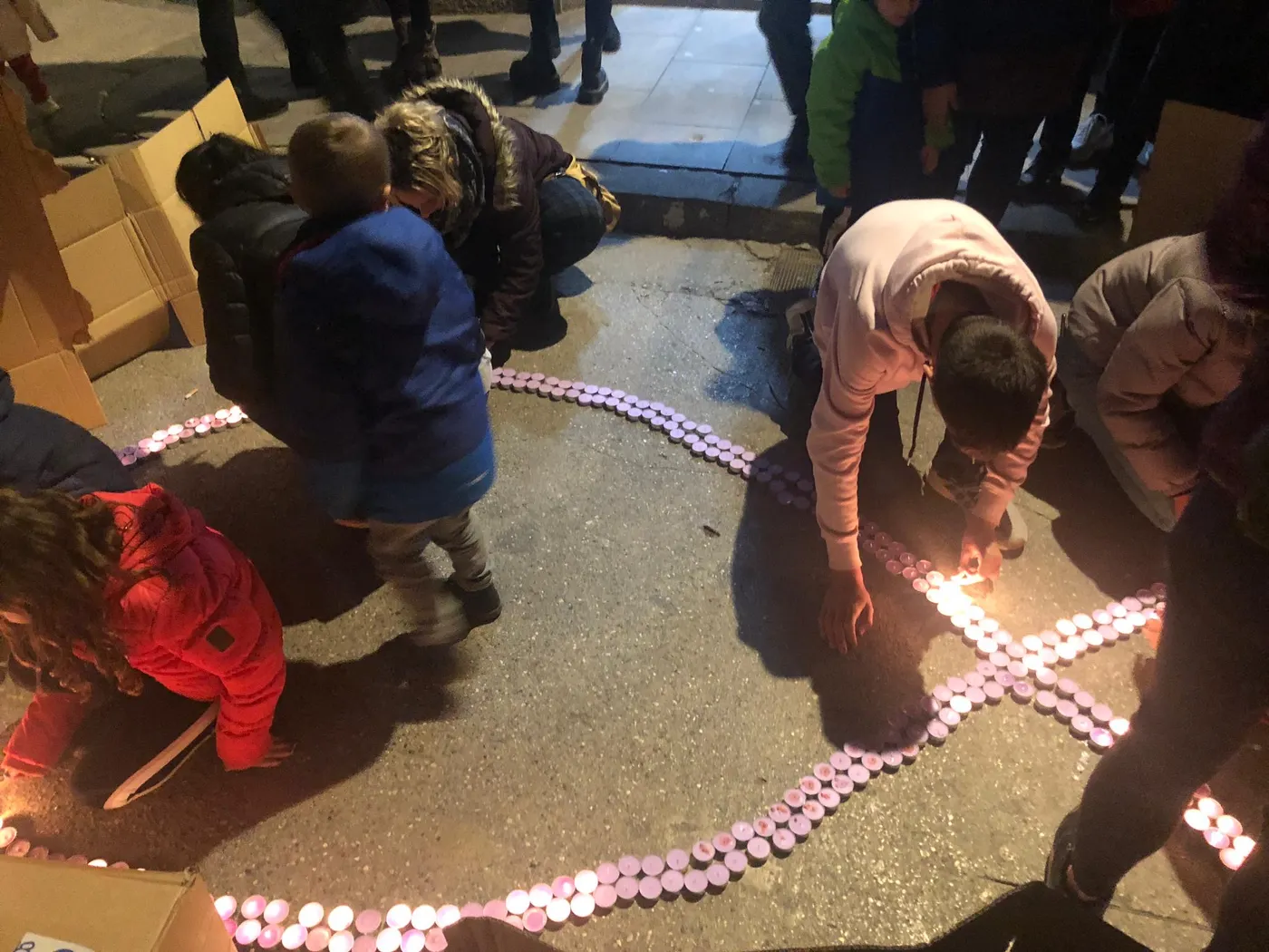 Una seixantena de persones es concentren a Solsona en contra de les violències masclistes