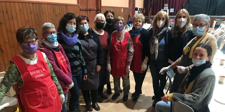 Entrevista “in situ” al “grup de dones” voluntàries preparant el Sopar de la Dona