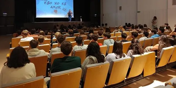 Alumnes de l'Institut d'Altafulla es consciencien sobre la violència de gènere a través d'una xerrada en clau humorística