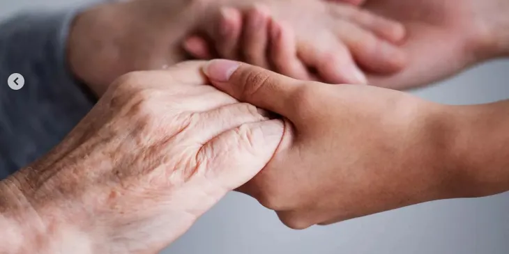 Càritas Arxiprestal posa en marxa un programa d'acompanyament i suport per combatre la solitud de les persones grans