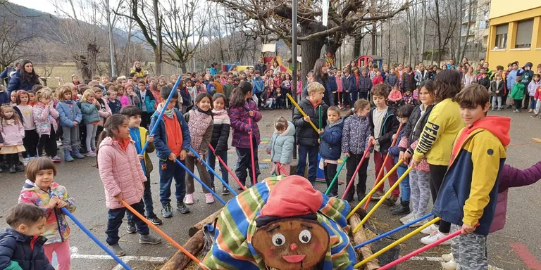 El Tió Solidari de l’Escola Albert Vives de la Seu d'Urgell recull més de 400 quilos de productes per al projecte Aliments per la Solidaritat