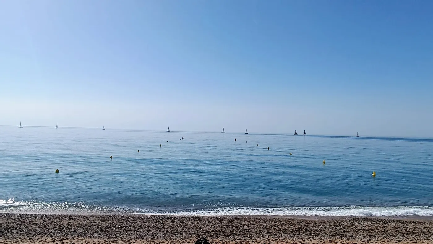 La platja dels Pescadors i la Riera renoven la Bandera Blava