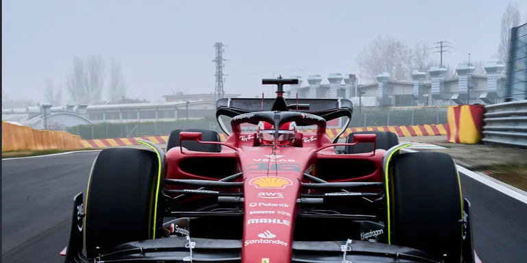 El Ferrari de Carlos Sainz s’entrena al Circuit de Barcelona-Catalunya