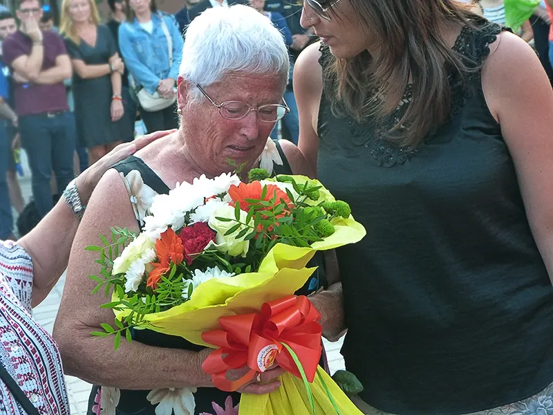 Visiblement emocionada, la supervivent de la rierada Pilar Puig ha fet l'ofrena floral en represent