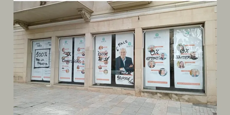 JxA denuncia pintades al seu local aquesta nit i el PSC el robatori d’una pancarta i una sèrie de cartells