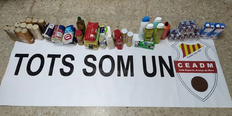 El Club esportiu d’Arenys de Munt ha recollit 25 quilos d’aliments que es portaran al magatzem d’aliments, el Disam