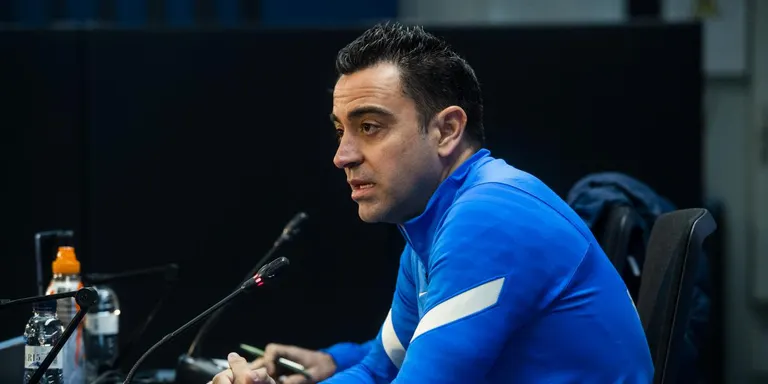 Xavi haurà de quadrar una alineació amb força baixes i riscos de targeta (18:45h)