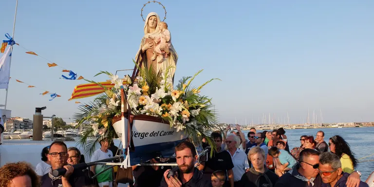La festa de la Mare de Déu del Carme segueix amb la missa i les sardanes, però sense processó