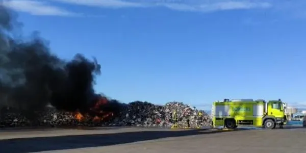 El Port de Tarragona activa el Pla d'Autoprotecció en prealerta per un incendi en una muntanya de ferralla