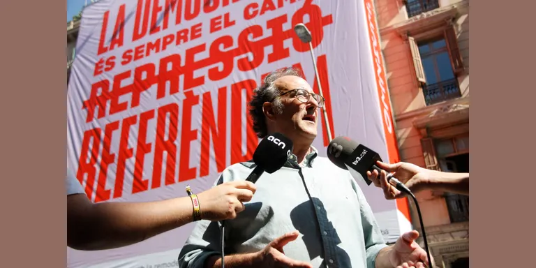 Òmnium crida a mobilitzar-se al pas de La Vuelta per "fer visible el conflicte polític al món"