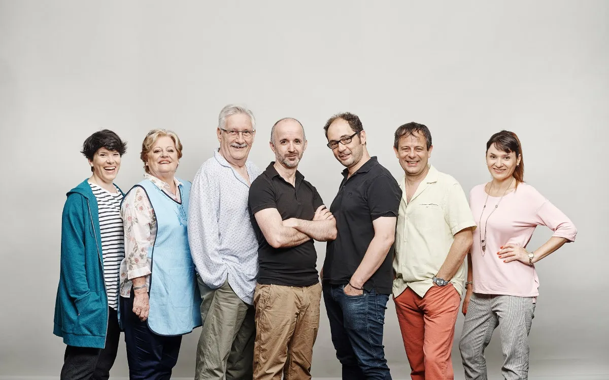 Els protagonistes, amb els dramaturgs al mig (foto: David Ruano)