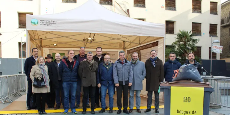 El projecte per eliminar les bosses de plàstic als comerços de la Seu d’Urgell millora la qualitat del compost obtingut