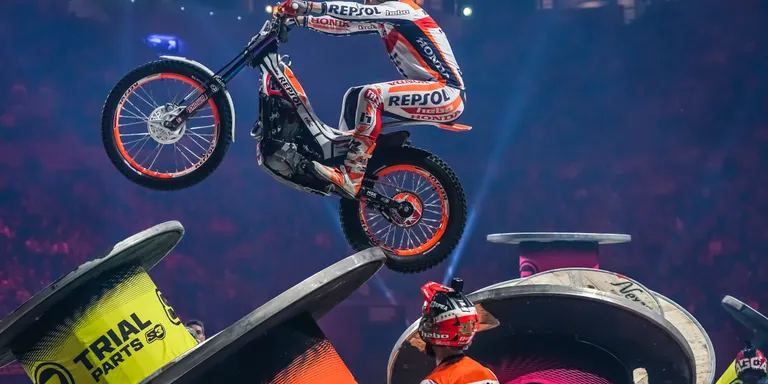 Toni Bou conquereix la 16a victòria al Trial Indoor Barcelona