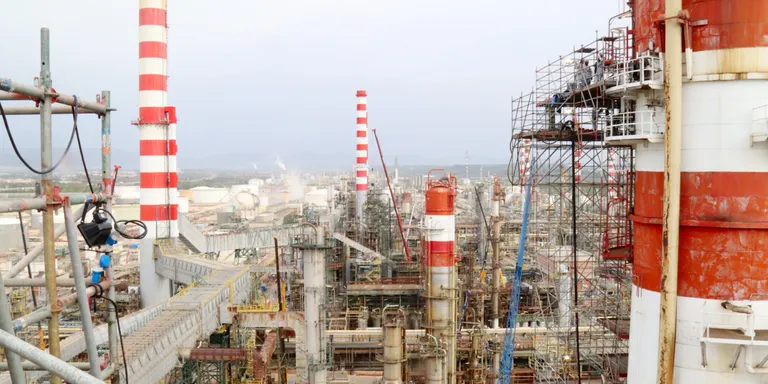 Repsol arriba a l’equador de la parada de la refineria de Tarragona i espera complir els terminis