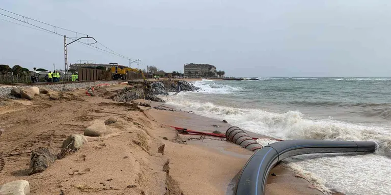 Es trenca la canonada de la depuradora de l'Alt Maresme a Santa Susanna i aboca les aigües brutes al mar