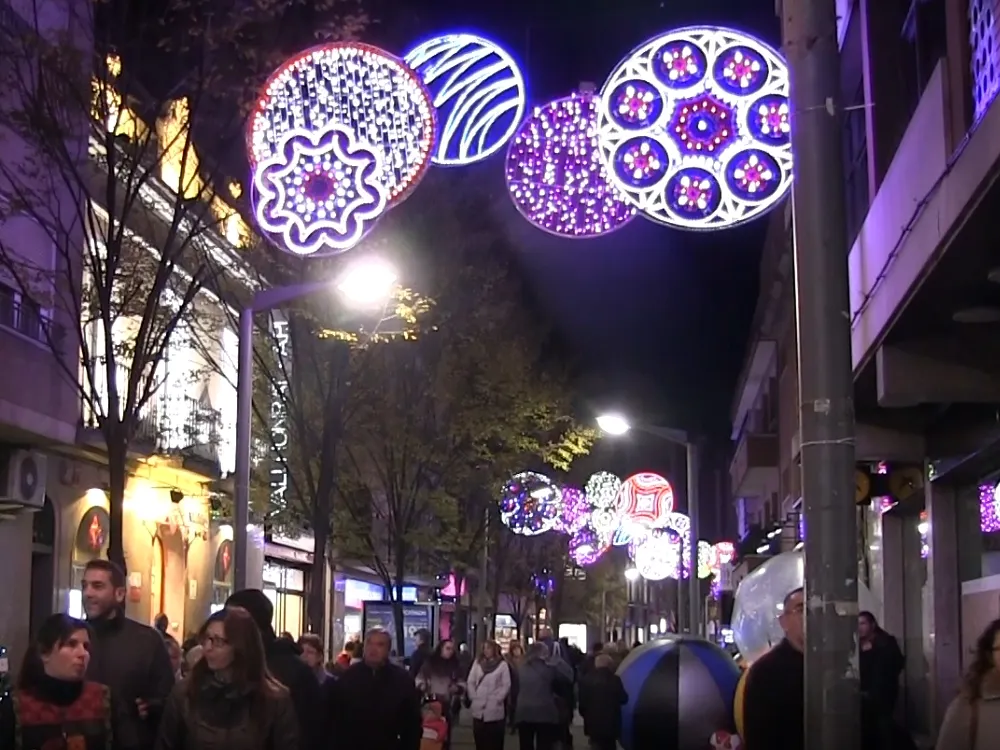 VIDEO: L'encesa de llums i la 4a Nit Oberta obren la campanya de Nadal