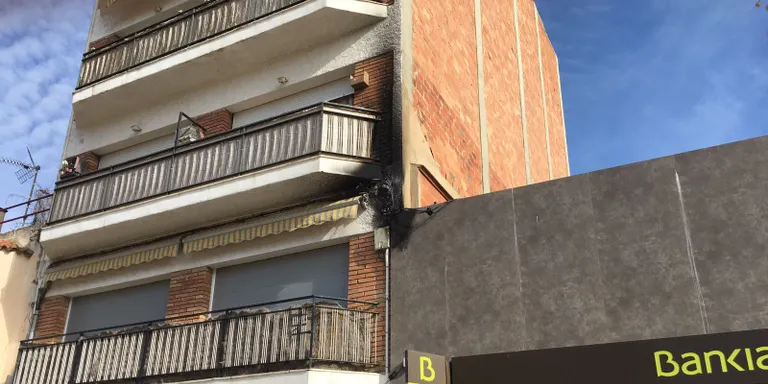 Ensurt a la plaça de les Mèlies per l'incendi a una façana