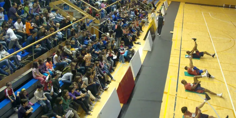 Els aficionats al bàsquet no es perden l'entrenament del Regal Barça