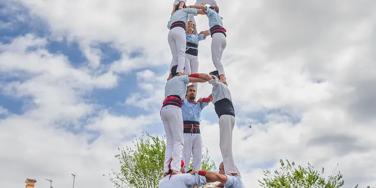 Els Nois ofereixen dos castells de 7 i un 7d6 al Barri de Sant Jordi