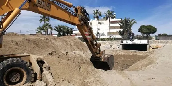 Les màquines continuen treballant a la platja d’Altafulla