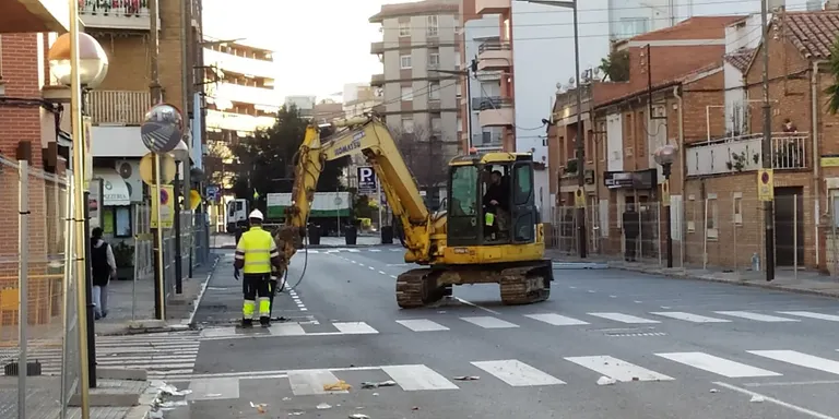 Les màquines comencen a foradar la calçada de la Rambla Jaume I