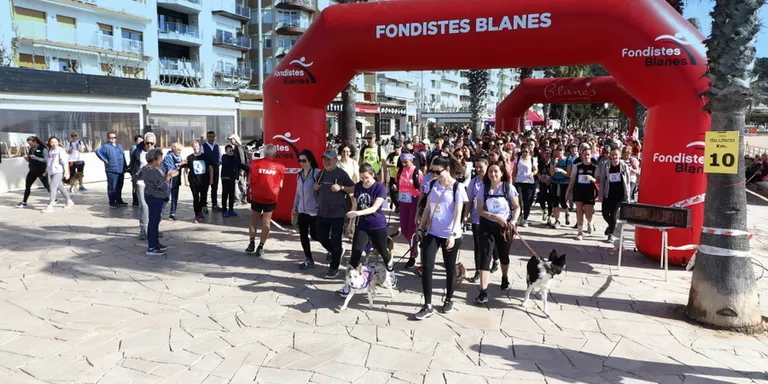 500 persones participen a la II Caminada Solidària de Blanes del 8-M