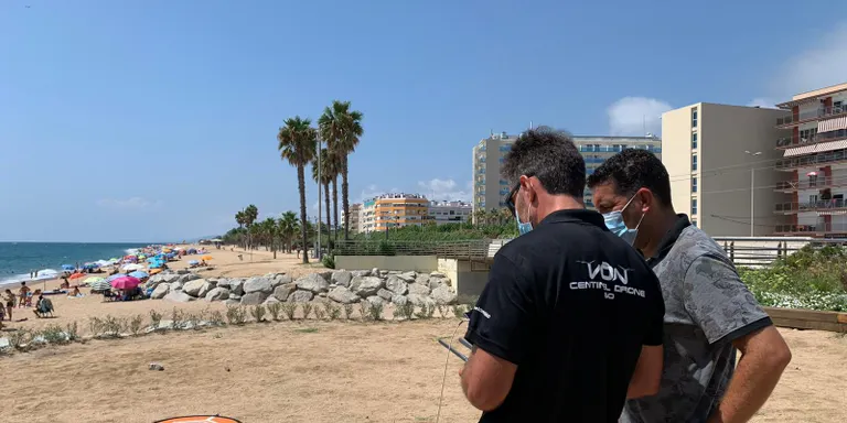 Es reforça la vigilància de les platges de Pineda amb el suport de drons